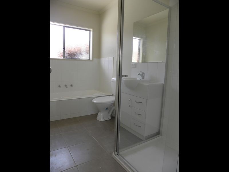 2/11 Cherry Grove, Doveton VIC 3177