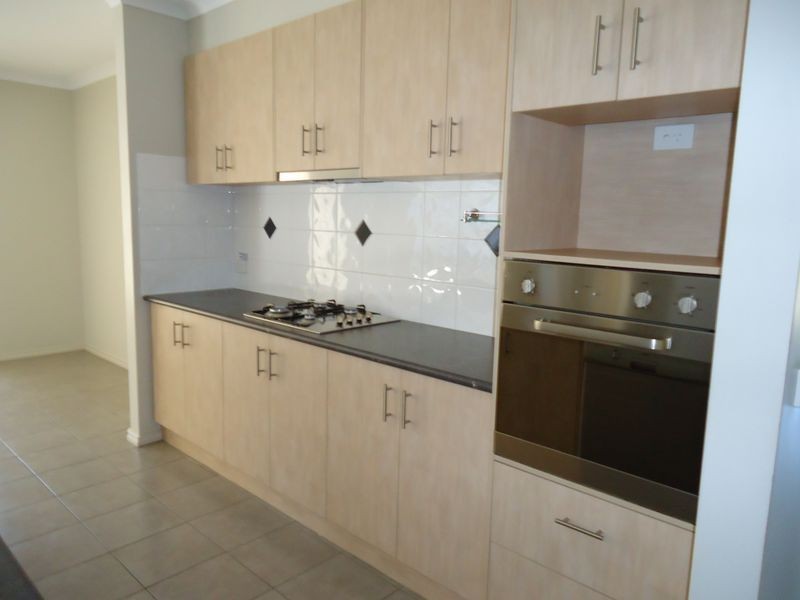 10 Manorwood Way, Berwick VIC 3806