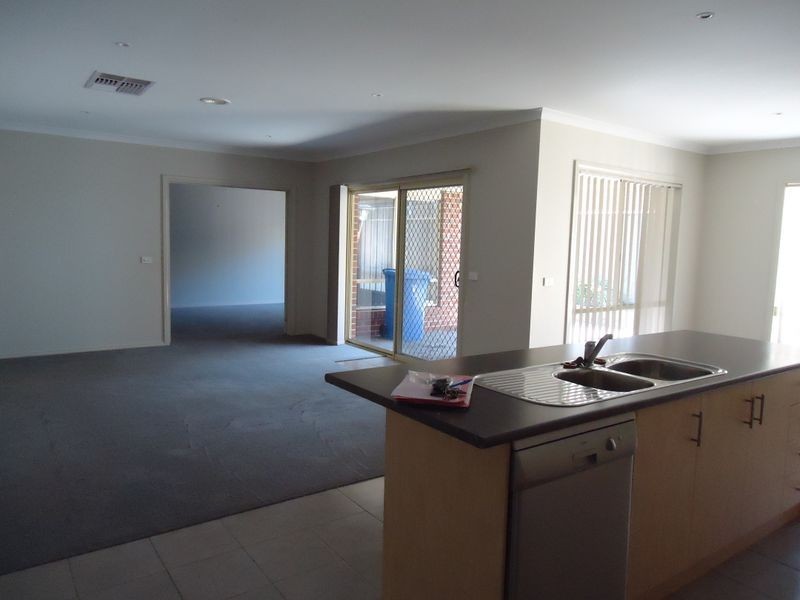 10 Manorwood Way, Berwick VIC 3806