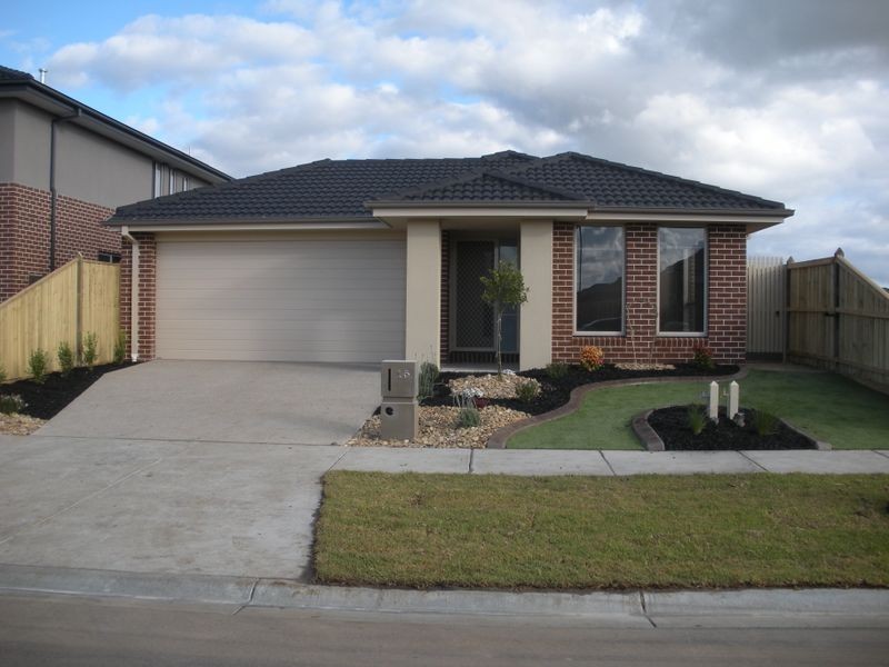 15 Howe Way, Cranbourne East VIC 3977