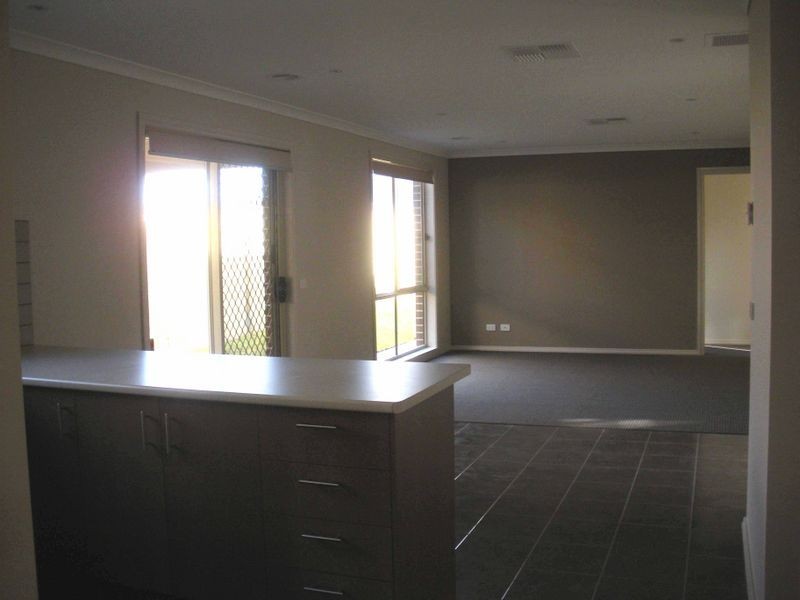 15 Howe Way, Cranbourne East VIC 3977