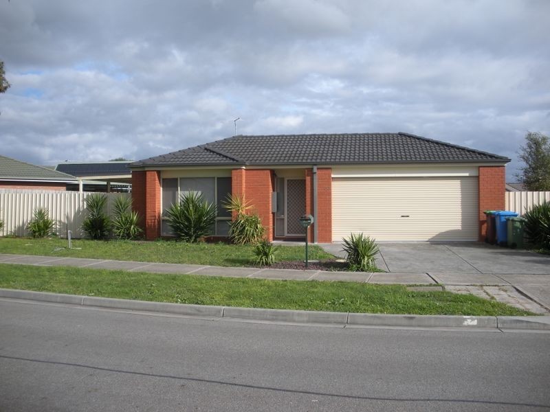 33 Linda Drive, Cranbourne West VIC 3977