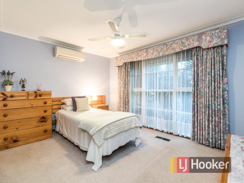 35 Isaac Smith Crescent, Endeavour Hills VIC 3802