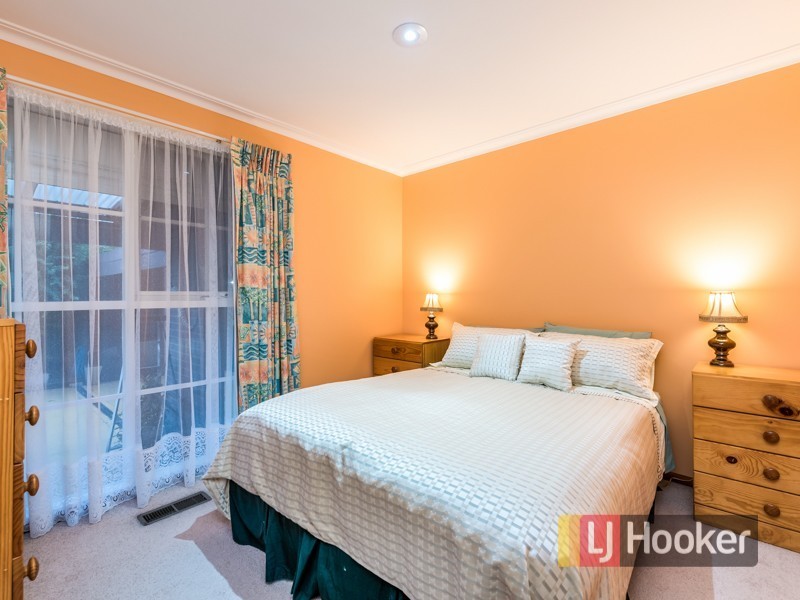 35 Isaac Smith Crescent, Endeavour Hills VIC 3802