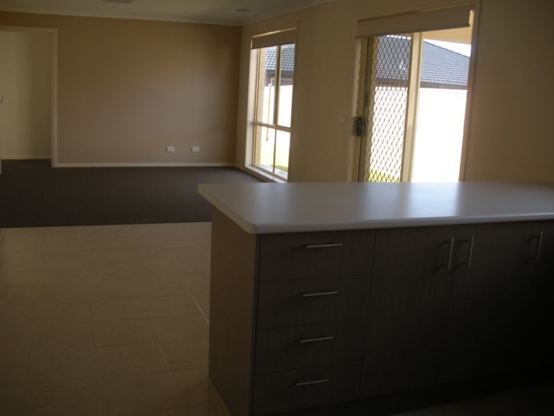 8 Blackledge Drive, Cranbourne East VIC 3977