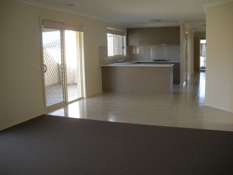 8 Blackledge Drive, Cranbourne East VIC 3977