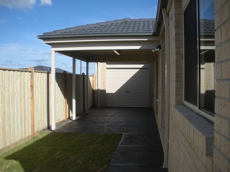 8 Blackledge Drive, Cranbourne East VIC 3977