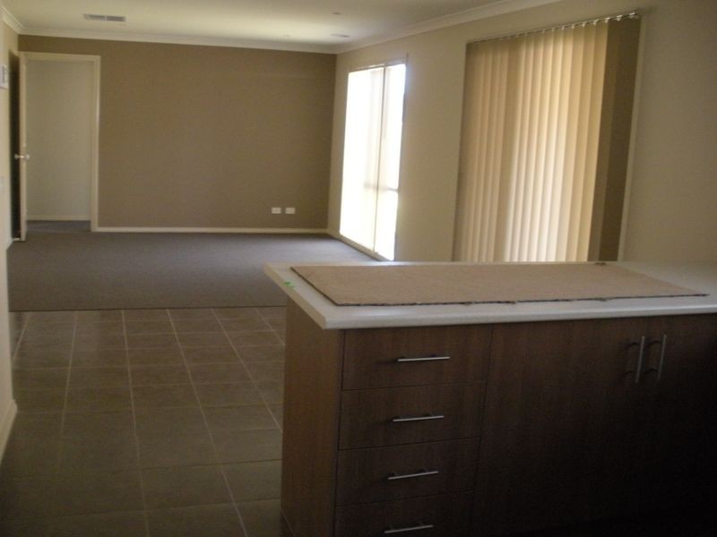 18 Blackledge Drive, Cranbourne East VIC 3977