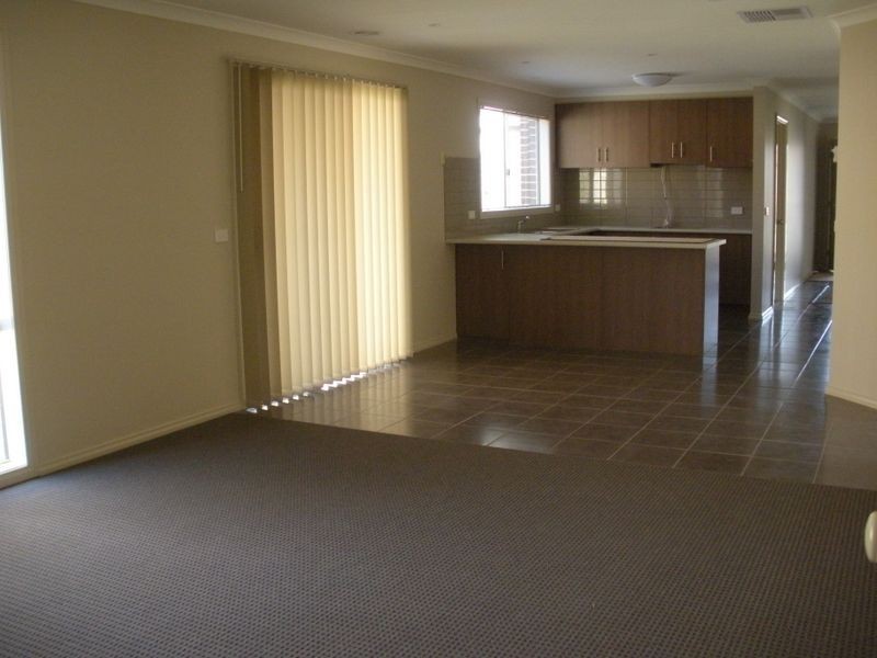 18 Blackledge Drive, Cranbourne East VIC 3977