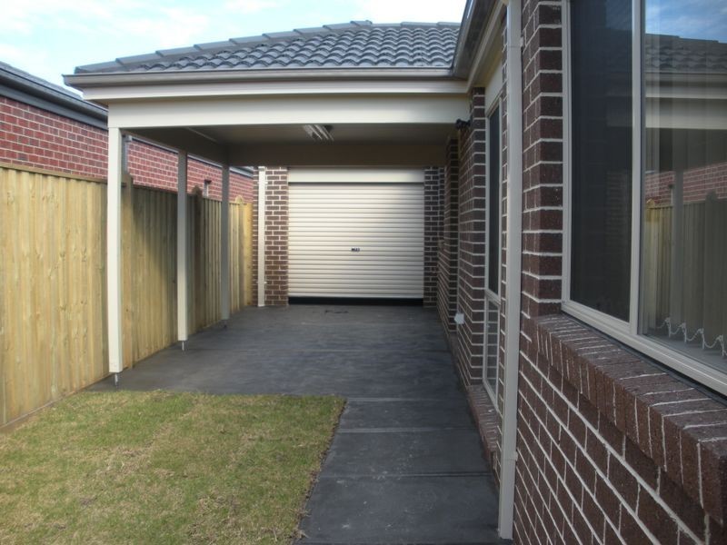 18 Blackledge Drive, Cranbourne East VIC 3977