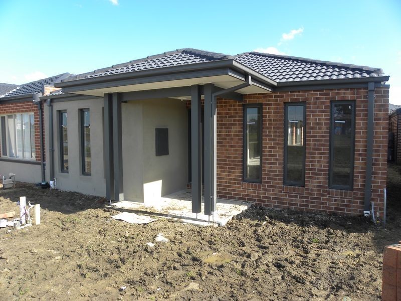 8 Nokota Lane, Clyde North VIC 3978