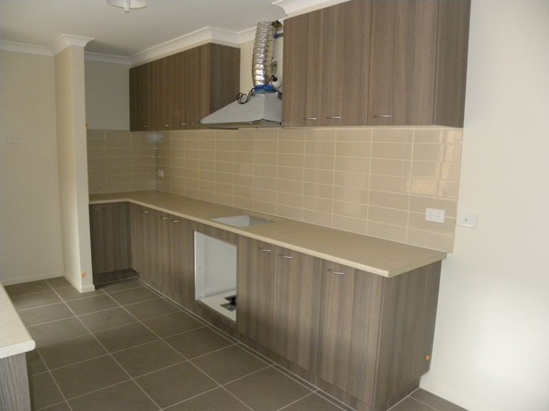 8 Nokota Lane, Clyde North VIC 3978