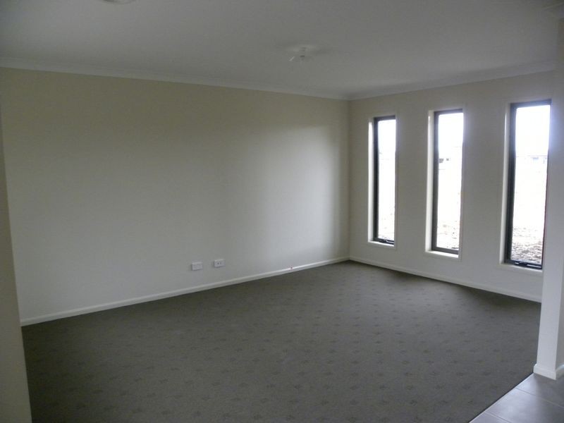 8 Nokota Lane, Clyde North VIC 3978