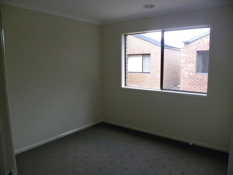 8 Nokota Lane, Clyde North VIC 3978