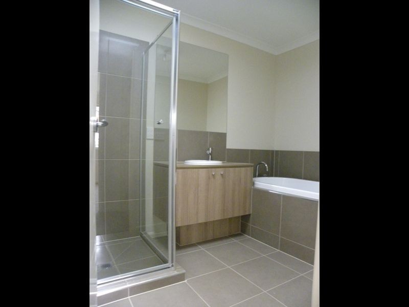 8 Nokota Lane, Clyde North VIC 3978