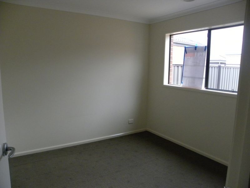 8 Nokota Lane, Clyde North VIC 3978