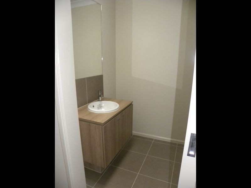 8 Nokota Lane, Clyde North VIC 3978