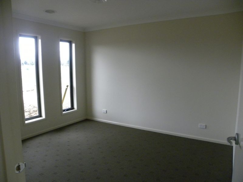 8 Nokota Lane, Clyde North VIC 3978