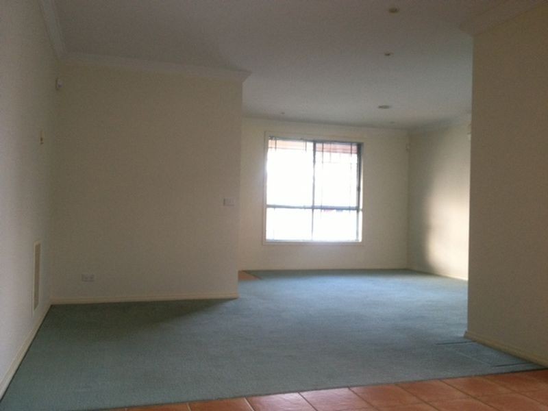 33 Strabane Way, Hampton Park VIC 3976