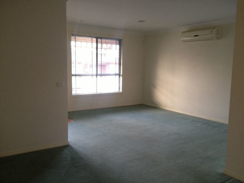 33 Strabane Way, Hampton Park VIC 3976