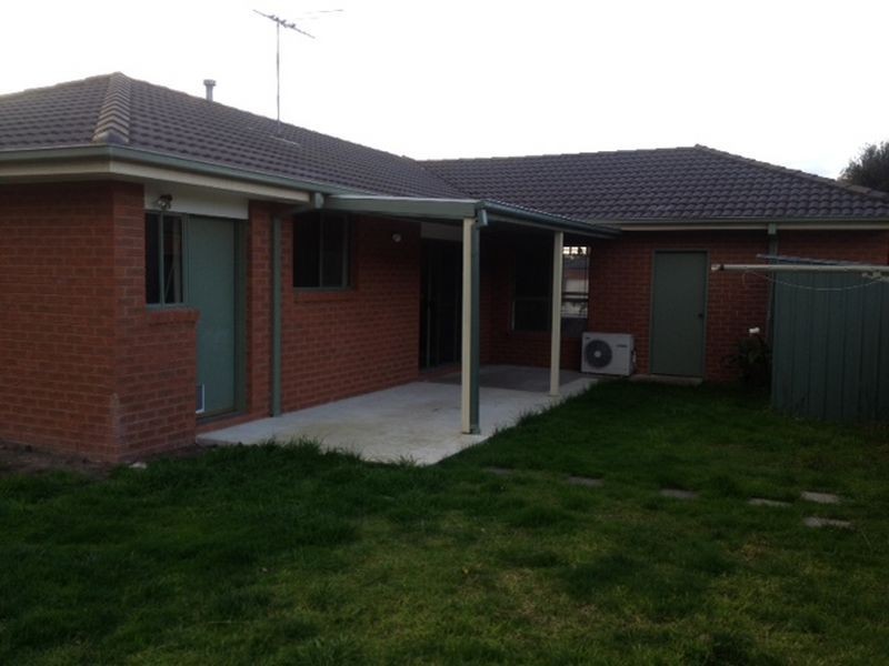33 Strabane Way, Hampton Park VIC 3976