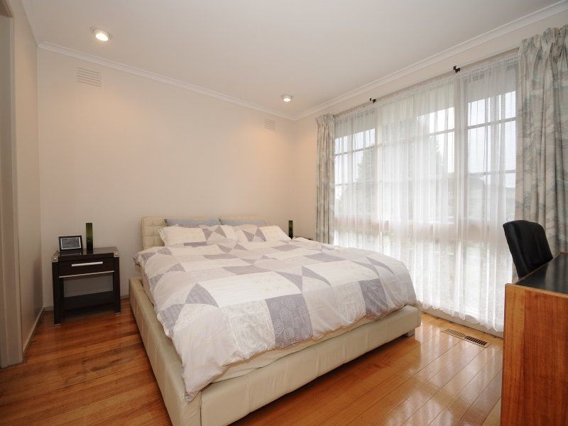 18 Primrose Hill Close, Endeavour Hills VIC 3802