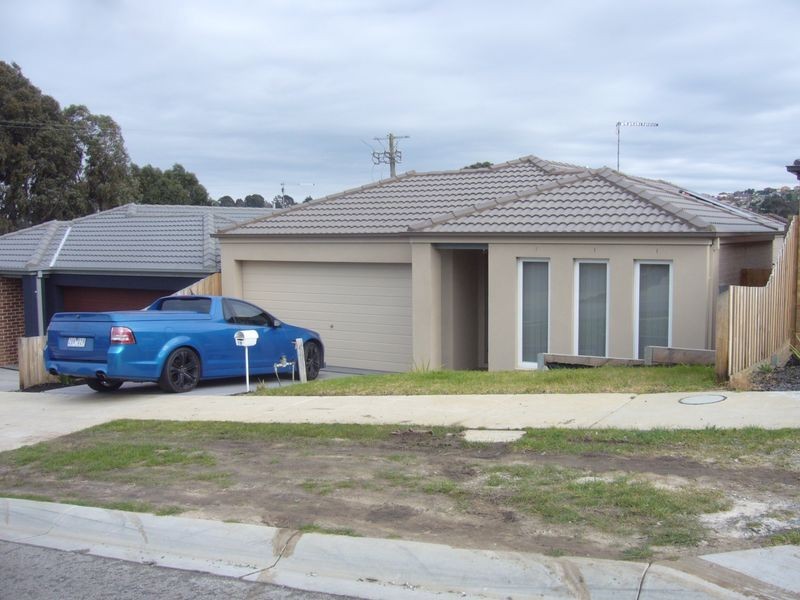 16 McClenaghan Place, Pakenham VIC 3810