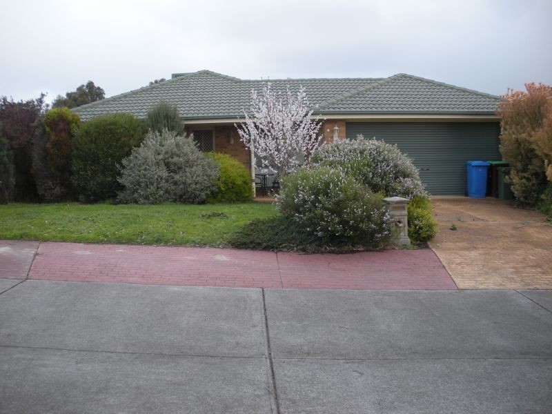 11 Marina Court, Berwick VIC 3806