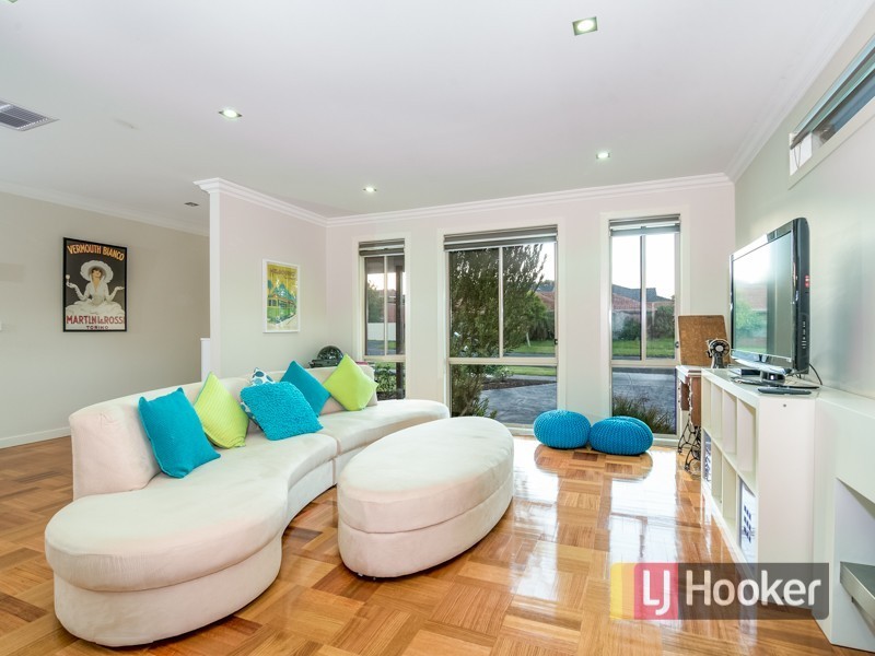 102 Chalcot Drive, Endeavour Hills VIC 3802