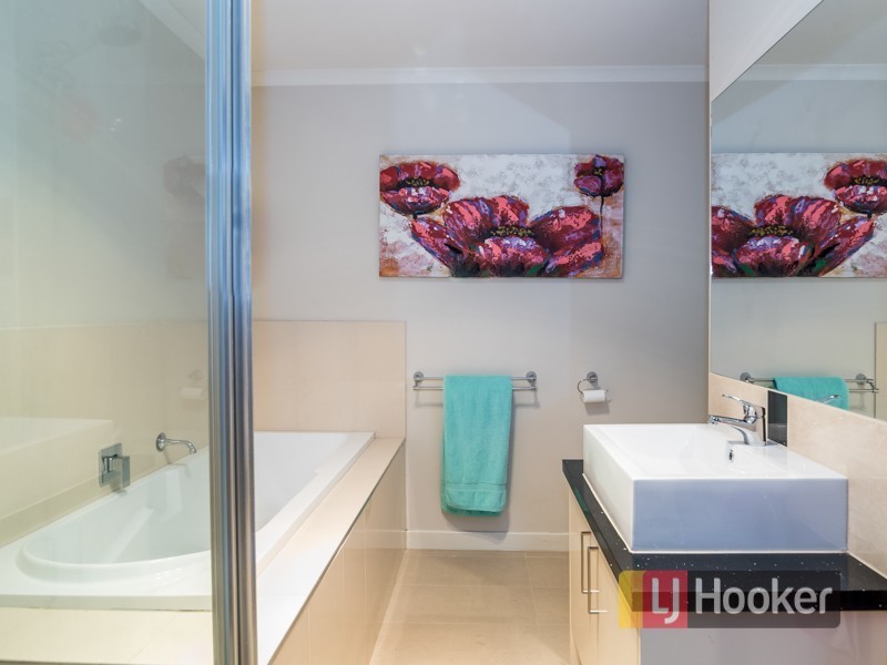 102 Chalcot Drive, Endeavour Hills VIC 3802