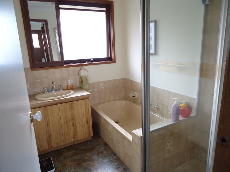 80 Chalcot Drive, Endeavour Hills VIC 3802