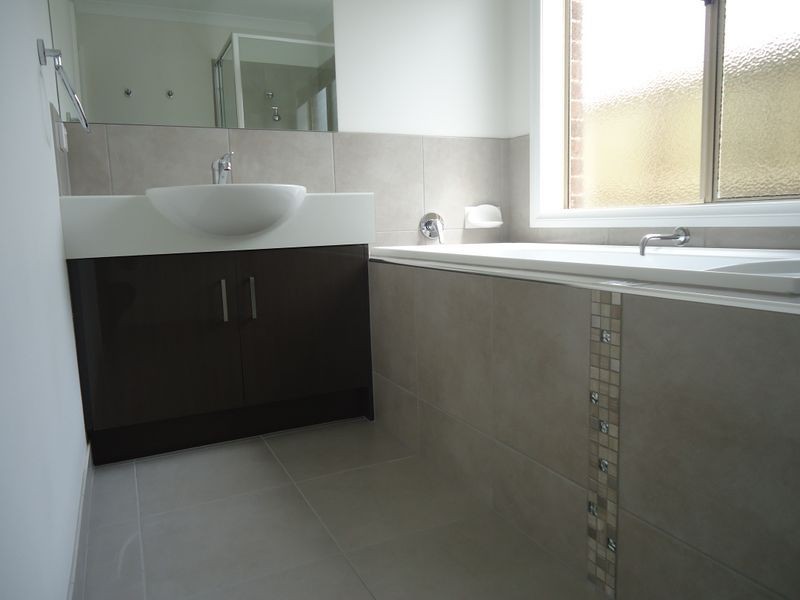 14 Naas Road, Clyde North VIC 3978