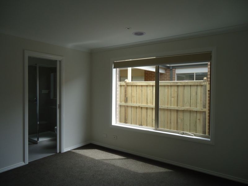 14 Naas Road, Clyde North VIC 3978