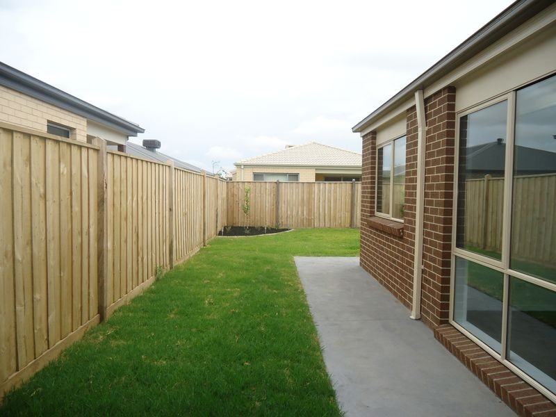 14 Naas Road, Clyde North VIC 3978