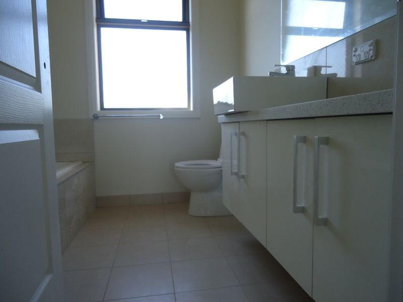 2/49 Benga Avenue, Dandenong VIC 3175