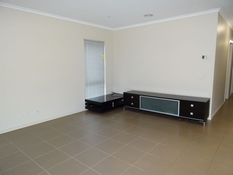 8 Dedina Walk, Dandenong VIC 3175