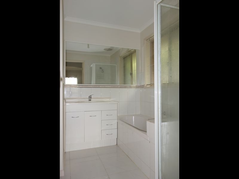 54 Preston Avenue, Endeavour Hills VIC 3802