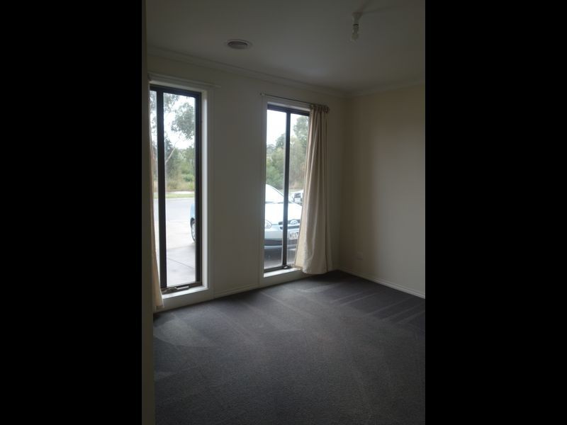 55 Fallingwater Drive, Pakenham VIC 3810