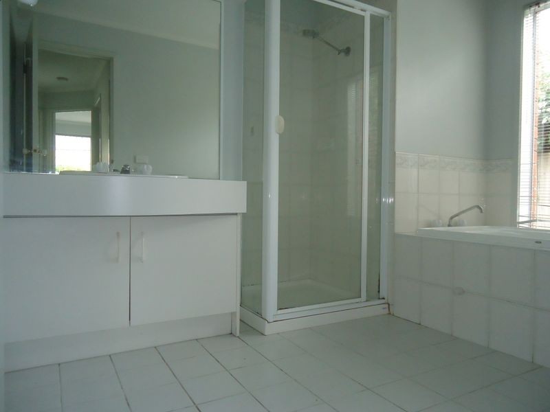 16 Claremont Glen, Berwick VIC 3806