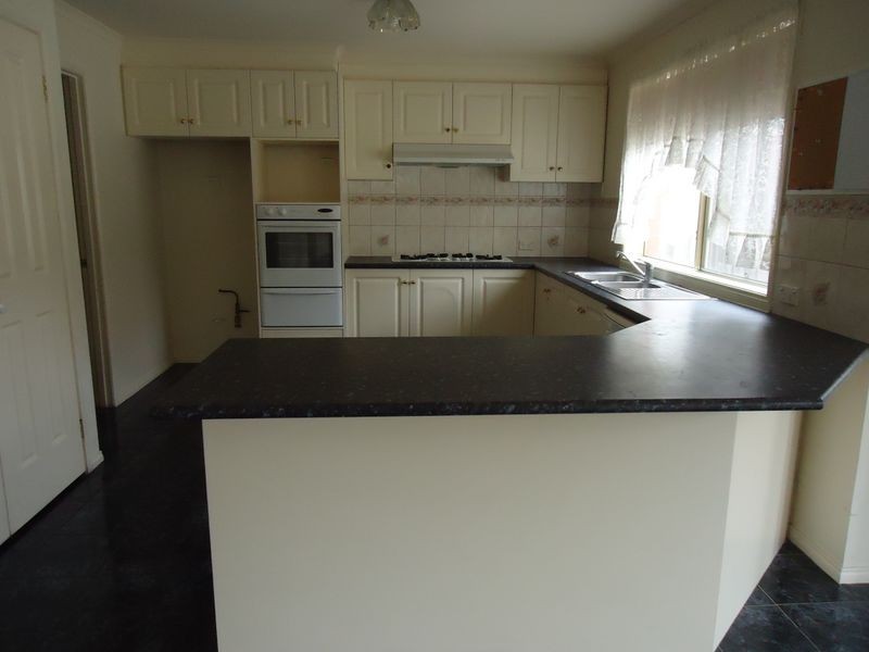 15 Erica Close, Endeavour Hills VIC 3802