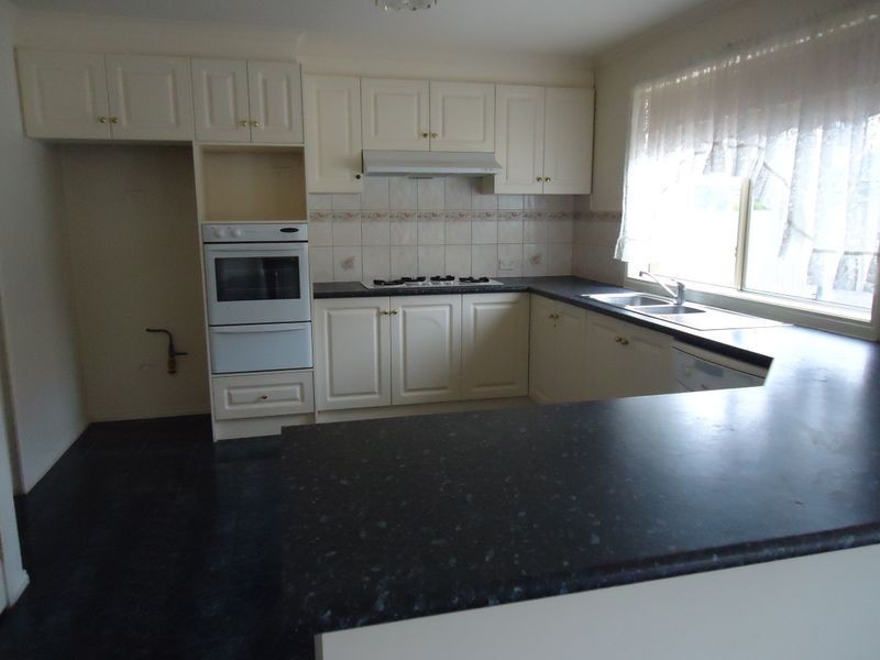 15 Erica Close, Endeavour Hills VIC 3802