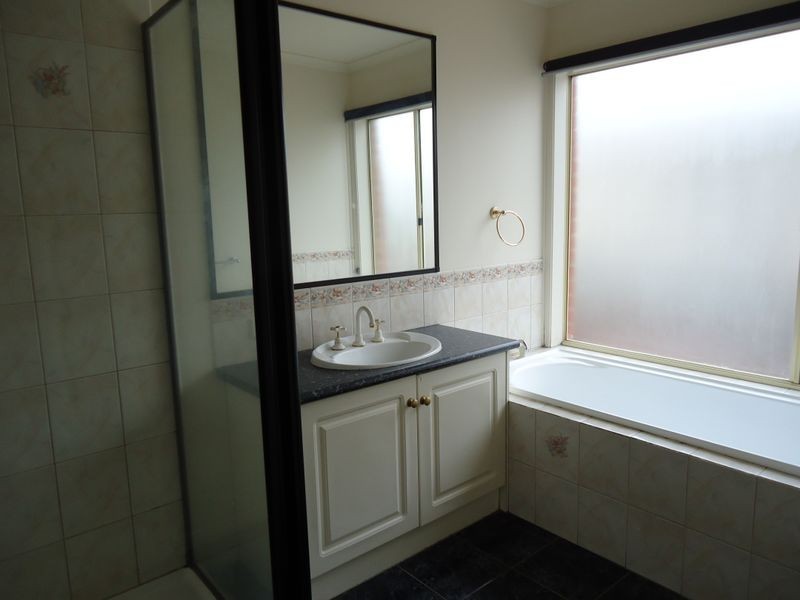 15 Erica Close, Endeavour Hills VIC 3802