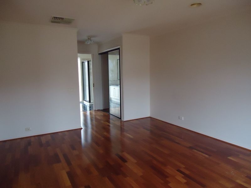 15 Erica Close, Endeavour Hills VIC 3802