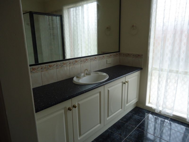 15 Erica Close, Endeavour Hills VIC 3802