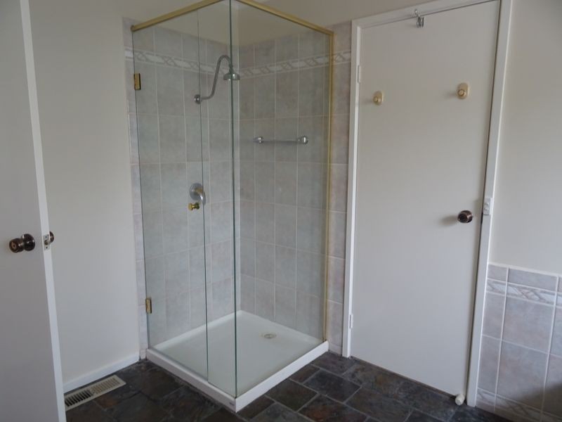 2 Whitestone Court, Endeavour Hills VIC 3802