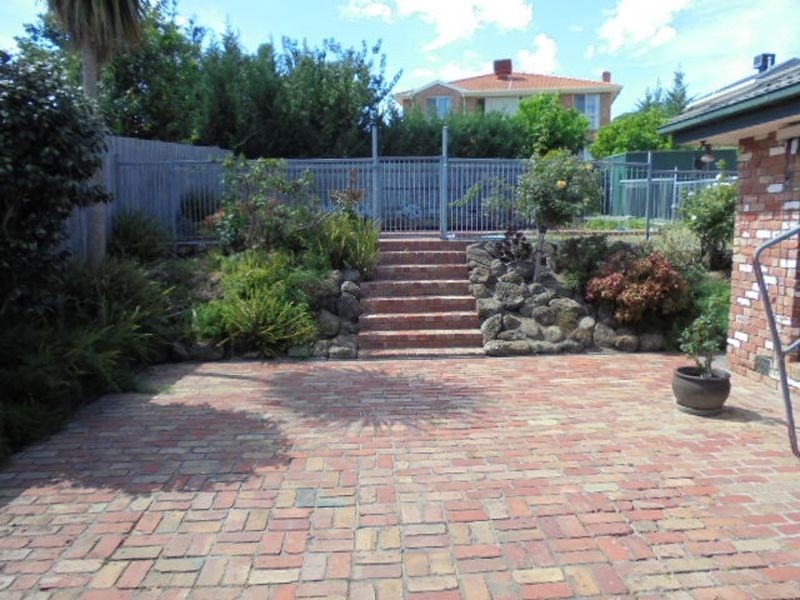 2 Monkhouse Drive, Endeavour Hills VIC 3802