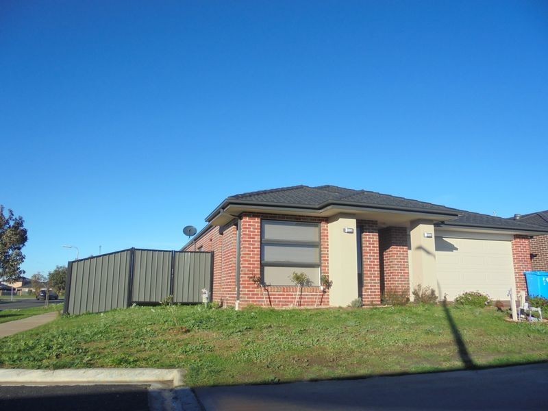 10 Featherbrook Circuit, Cranbourne North VIC 3977