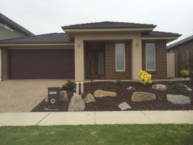 32 Wheelers Park Drive, Cranbourne North VIC 3977