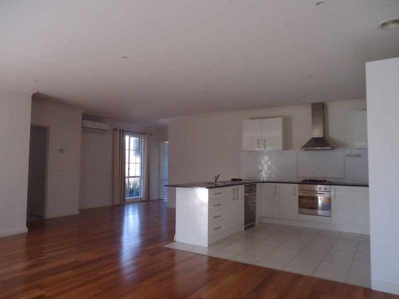 2/17 The Ridge West, Knoxfield VIC 3180