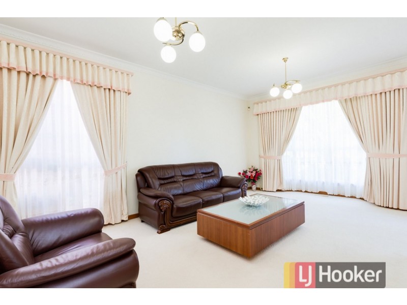 16 Barnsley Drive, Endeavour Hills VIC 3802